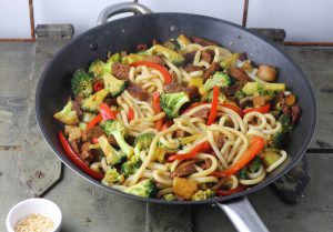 No-Chicken und Brokkoli Nudelpfanne