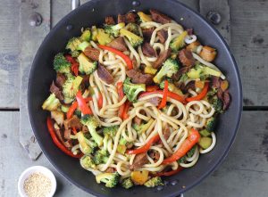 No-Chicken und Brokkoli Nudelpfanne