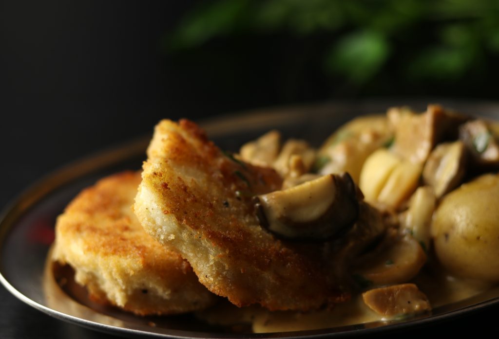 Die cremige Sauce und die veganen, deftig-würzigen Schnitzel harmonieren ganz wunderbar miteinander.