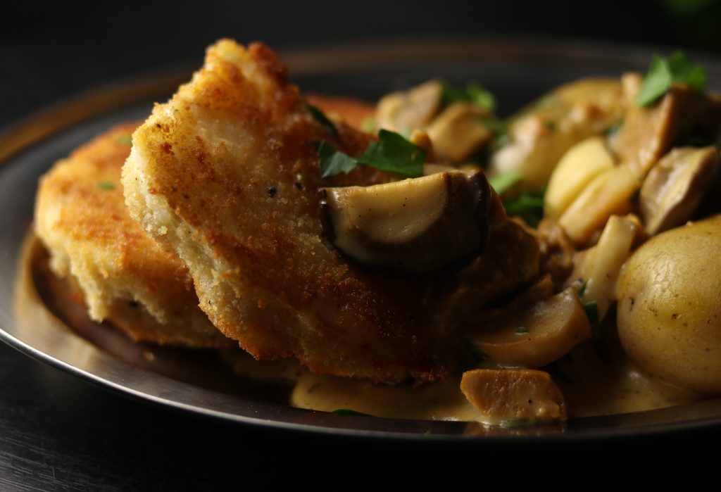 Sellerieknollen eignen sich nicht nur als Suppengewürz, bzw. Gemüseeinladge sehr gut, sondern auch als Schnitzel für Menschen, die vegetarisch oder vegan leben.