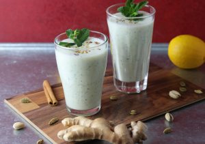 Lassi, das indische Joghurtgetränk, in diesem Rezept mit frischer Minze