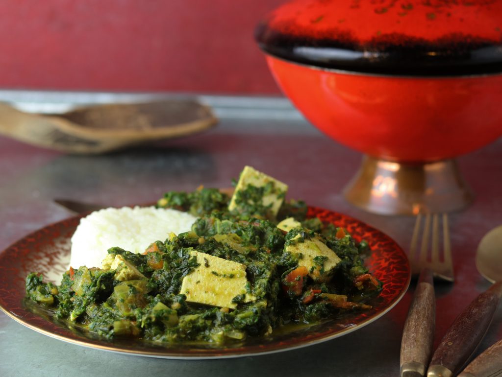 Palak Paneer, vegan, mit selsbtgemachtem Paneer auf einem Teller