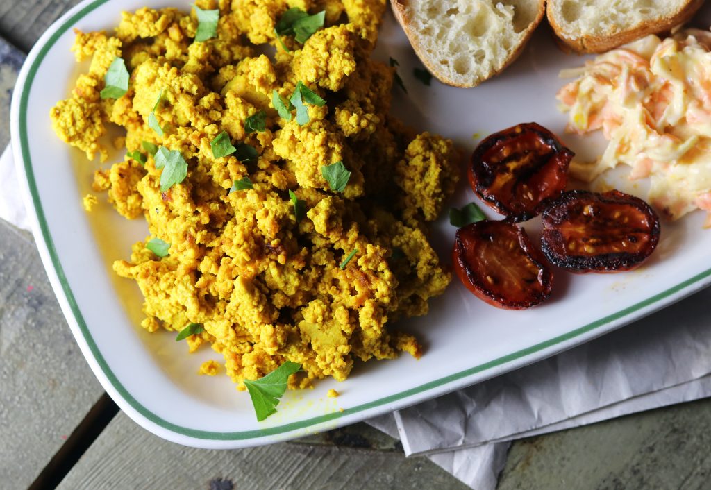 Rührtofu mit frischen Kräutern
