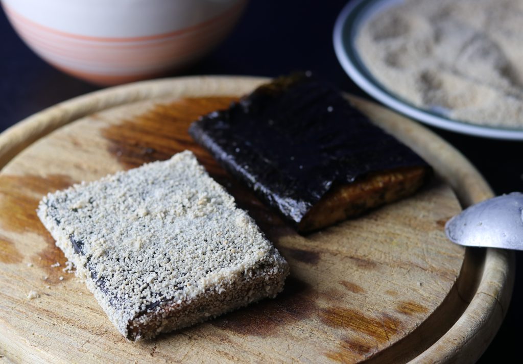 Tofu-BackVisch wird paniert.