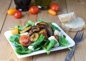 Spinatsalat, Mozzarella, gebratene Pilze