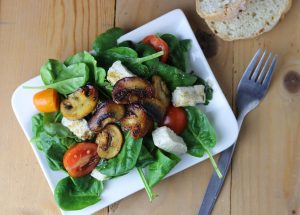Spinatsalat, Mozzarella, gebratene Pilze