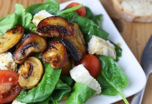 Spinatsalat, Mozzarella, gebratene Pilze