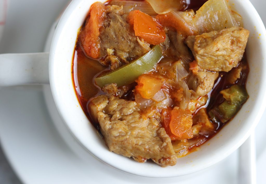Ungarische Gulaschsuppe mit selbstgemachtem Seitan in einer Suppentasse