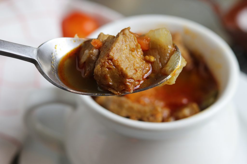 Ungarische Gulaschsuppe. Das Vleisch ist aus selbstgemachtem Seitan.