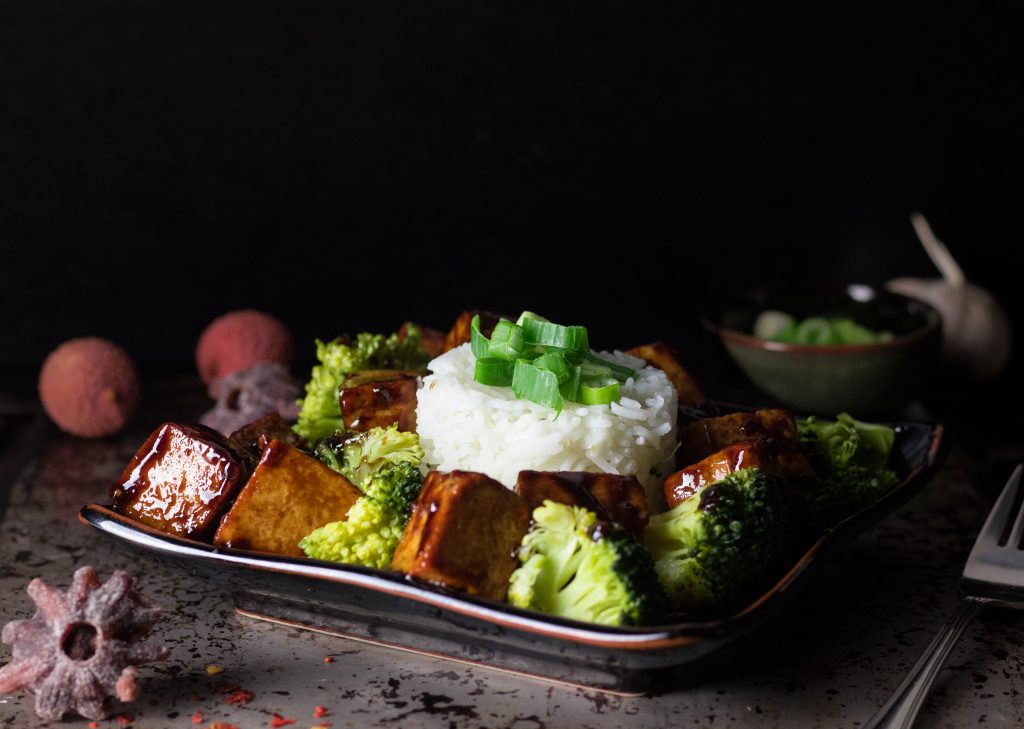 Tofu Stir Fry: asiatisch gebratener Tofu mit Brokkoli und Reis