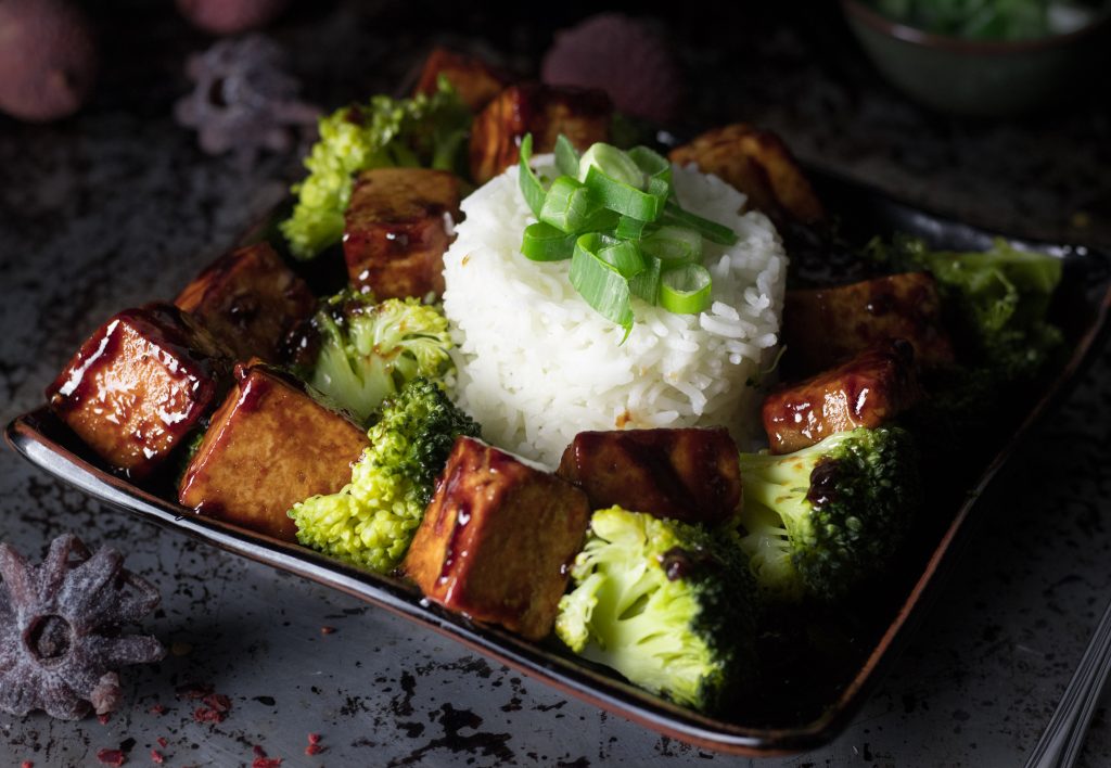 Mit der Knoblauch-Hoisin-Marinade in diesem Rezept, lässt sich der Tofu ganz schnell marinieren.