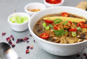 Vietnamesische Hühnchen- und Glasnudelsuppe