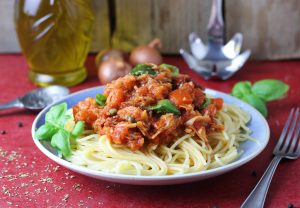 Mit Basilikum und getrockneten Tomaten