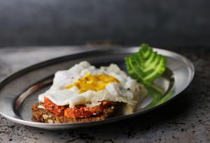 Spiegelei auf Mettbrot