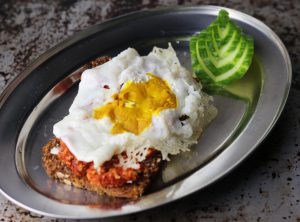 Spiegelei auf Mettbrot