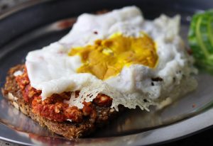Spiegelei auf Mettbrot