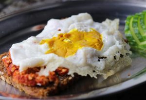 Spiegelei auf Mettbrot