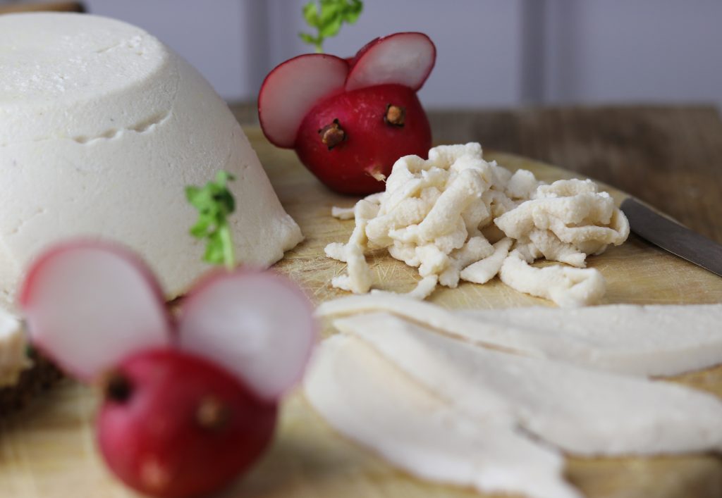 Wenn man den Mozzarella im Tiefkühlschrank anfriert, lässt er sich sogar gut reiben.