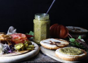 Bier-Senf-Sauce verteilen