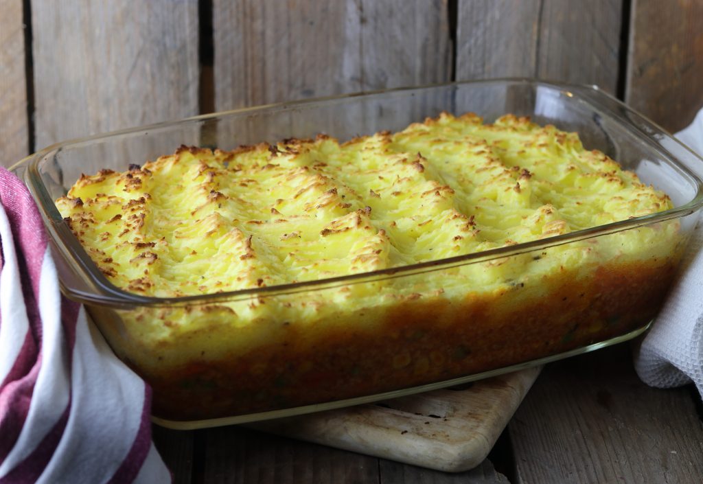 Veganer Sheperd's Pie dampfend in einer Auflaufform