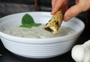 Tatziki paast zu vielen Speisen, hier mit Zigarrenbörek.