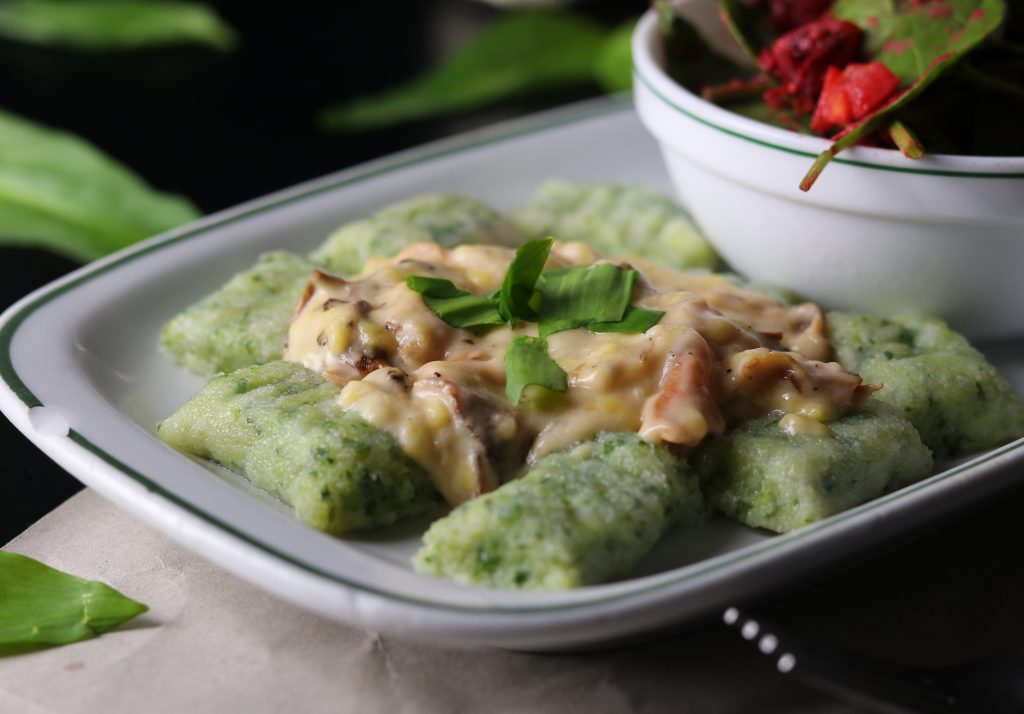 Bärlauch Gnocchi frisch aus dem Topf mit veganer Käse-Schinken-Sauce