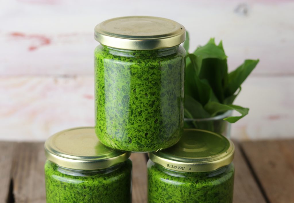 In diesem Rezept mache ich aus aromatischem, frischen Bärlauch eine leckere Würzpaste. Dieser Vorrat reicht bis zum nächsten Jahr.
