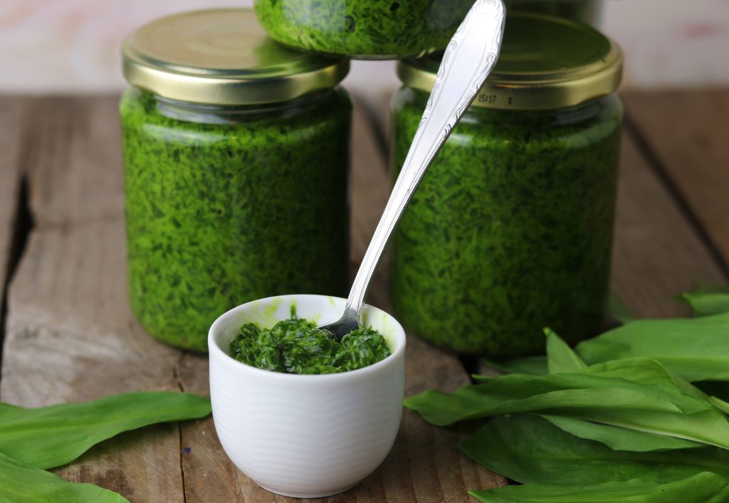 Meine scharfe, bärenstarke Bärlauchpaste nutze ich als Grundlage für Pastasaucen, Pilzsaucen, Bratensaucen, aber auch, um mit Nüssen ein flinkes Pesto daraus zu pürieren.