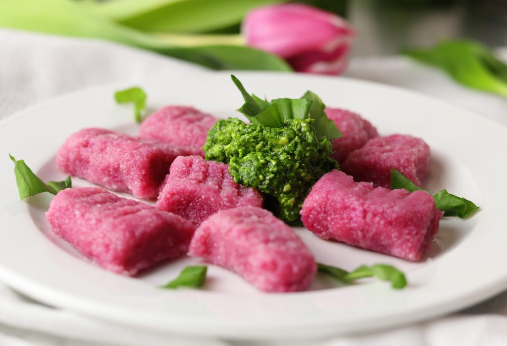 Frische, selbstgemachte, samtweiche Rote Beete Gnocchi in wunderschönem Pink mit aromatischem, würzigen, grünen Bärlauchpesto.