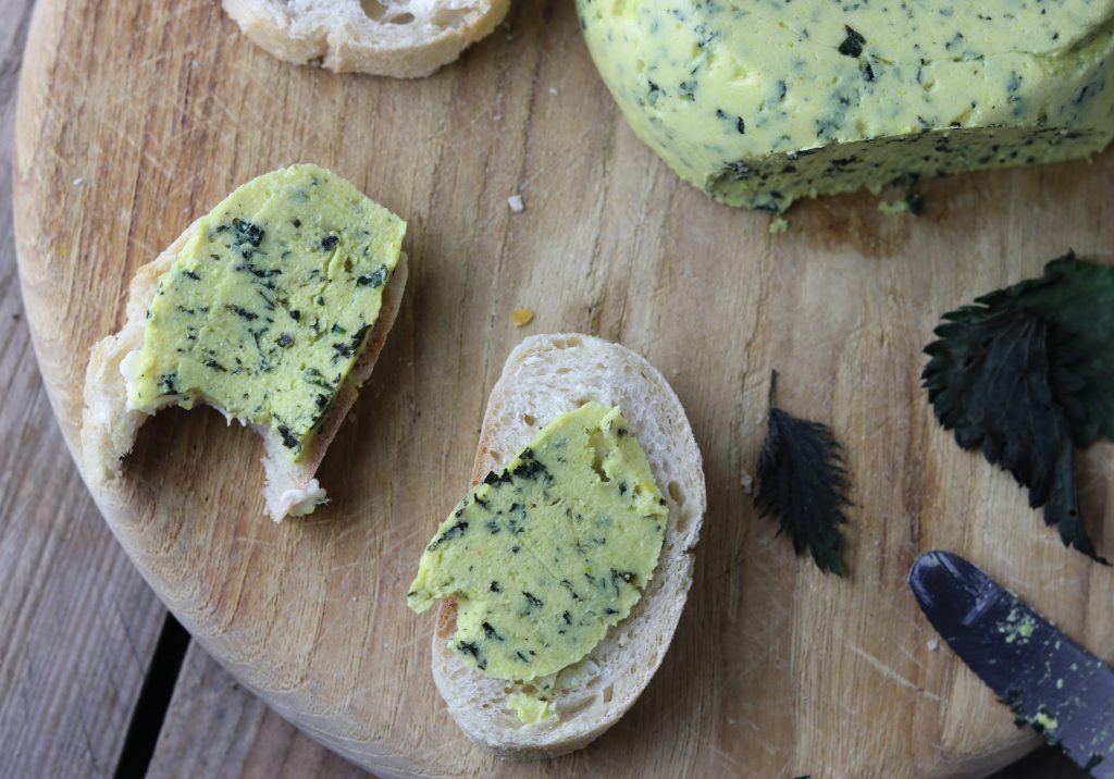Mein veganer Brennnesselkäse schmeckt lecker auf Brot und er schmilzt beim Überbacken.