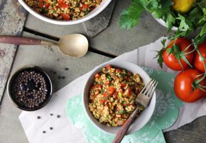 Mit frischen Tomaten