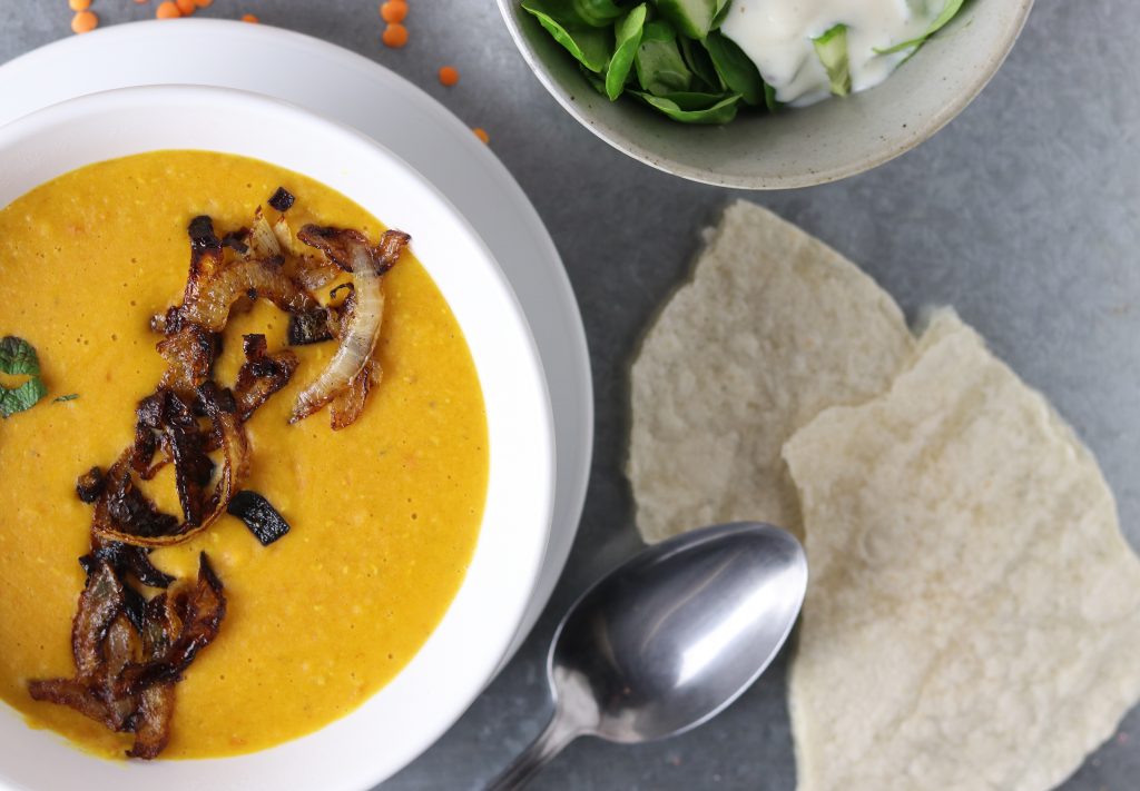 Dal, auch Daal, Dhal oder Dahl geschrieben, ist ein Grundnahrungsmittel in der indischen Küche und wird aus Hülsenfrüchten wie Linsen, Erbsen oder Bohnen zubereitet.