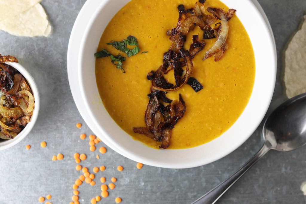 Frisch geröstete Zwiebeln als Topping auf der indischen Linsensuppe