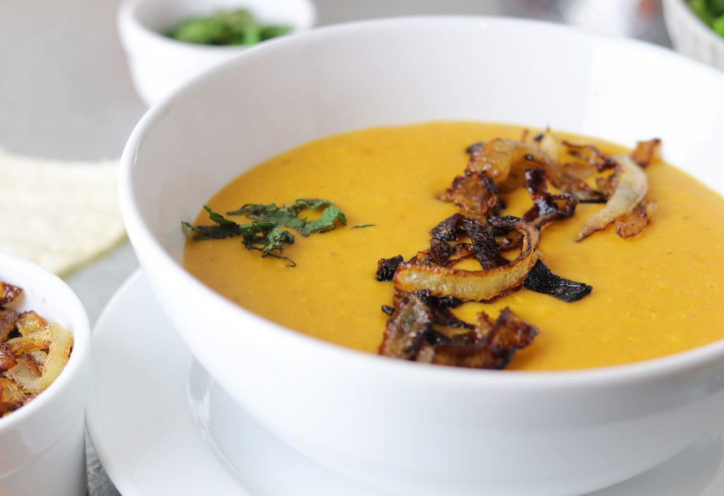 Dal ist die wohl bekannteste indische Linsensuppe aus roten oder gelben Linsen.