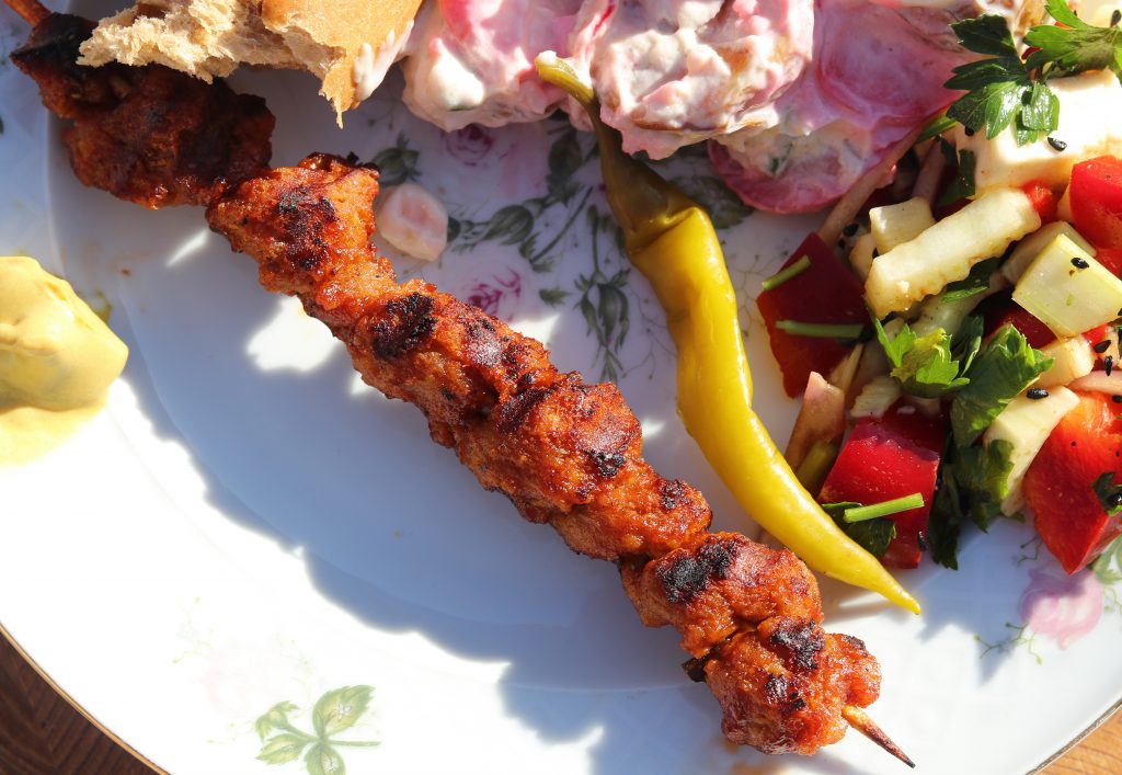 Vegane Grillfackeln schmecken sehr gut mit allerlei Dips. Hier einfach mit Senf.