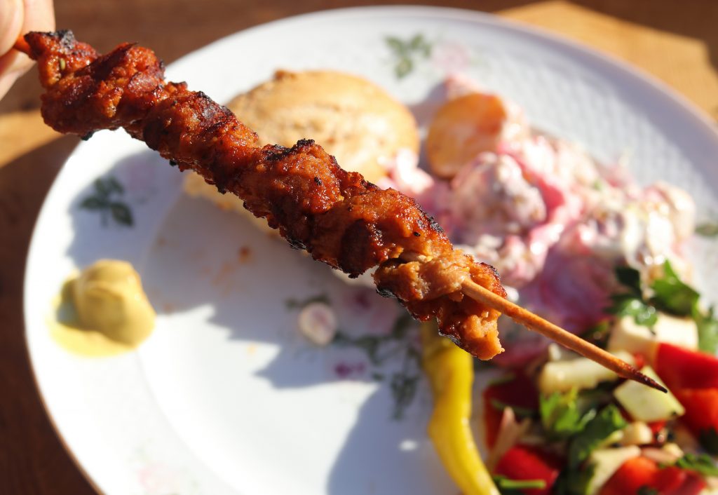 Ist das vegan? Ja! Vegane Grillfackeln aus Seitan in drei einfachen Schritten hergestgellt.