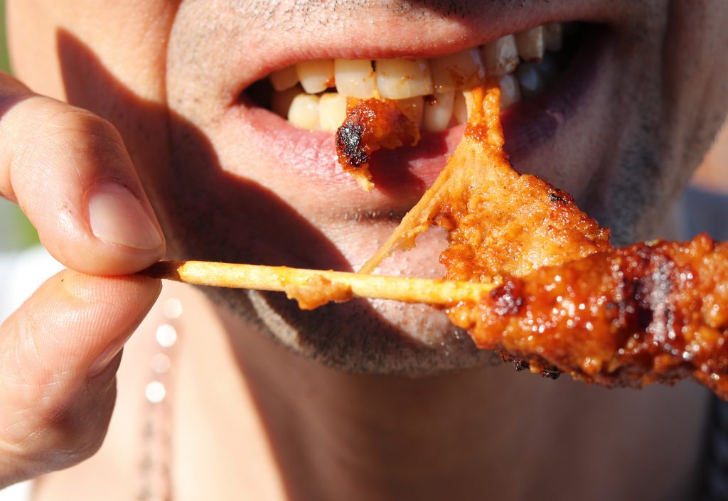 Grillfackel mit Mampfmodel: Wenn die veganen Grillfackeln, selbst bei den Omnivoren, beliebter sind als die aus Fleisch: dann weiß man, man hat alles, aber auch alles richtig gemacht...