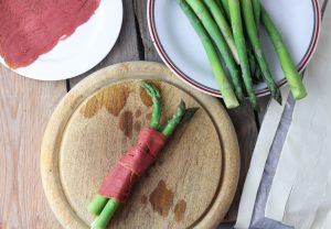 Mit veganem Schinken umwickelt