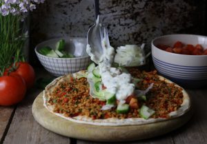 Ordentlich Tzatziki auf ein veganes Lahmacun