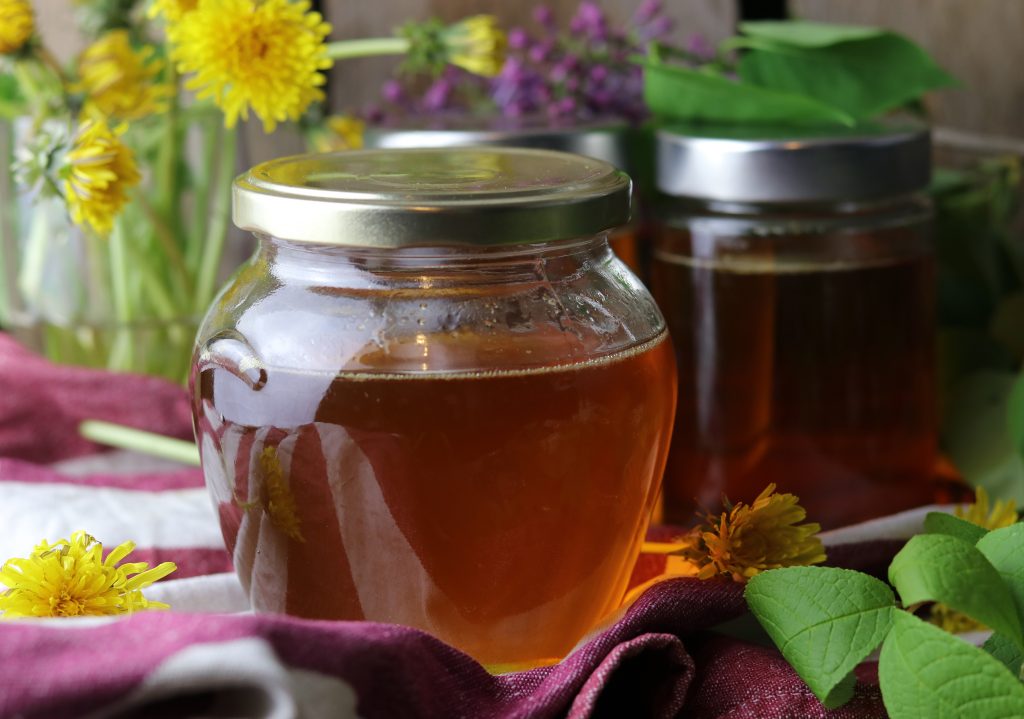 Löwenzahnhonig hat die gleiche Konsistenz wie Blütenhonig von Bienen.