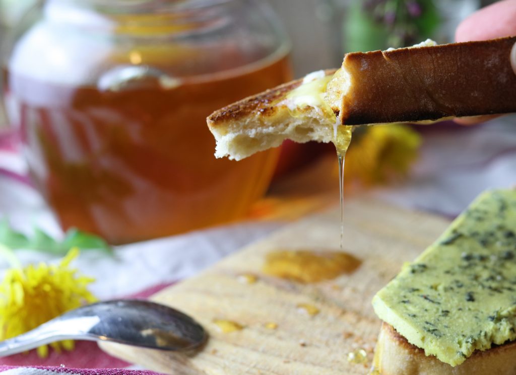 Löwenzahnhonig zieht tolle Fäden! Und geschmacklich ist er Bienenhonig zum Verwechseln ähnlich.