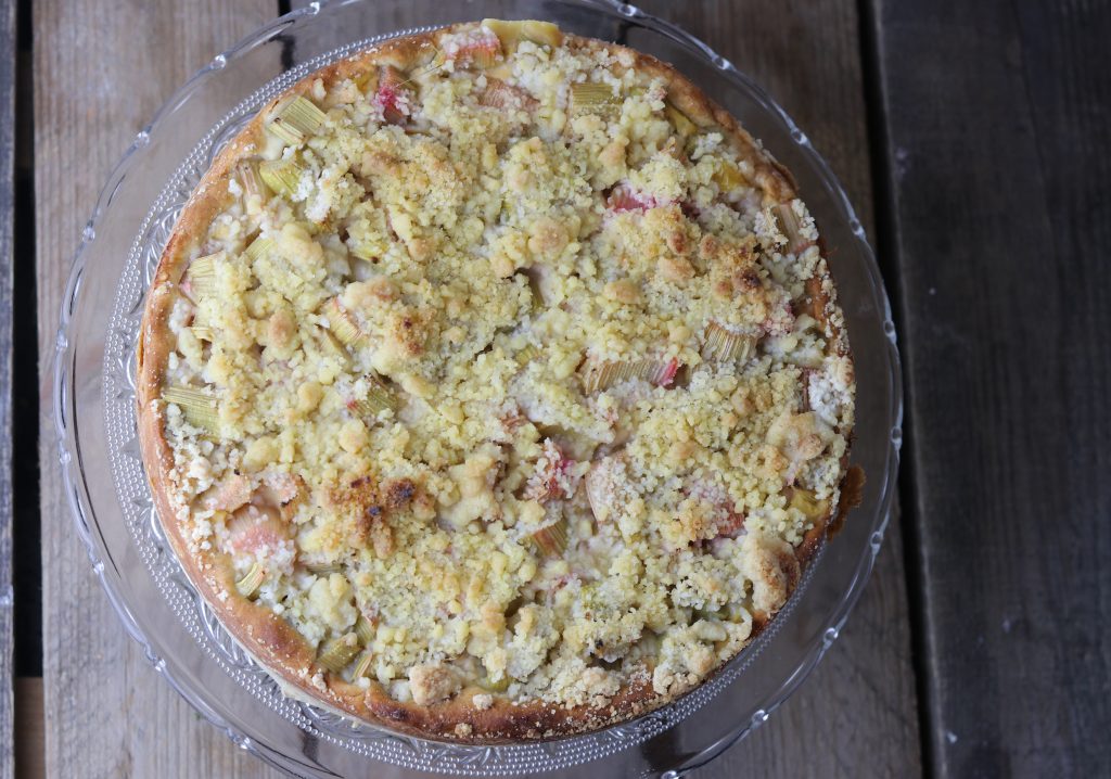 Rhabarberkuchen mit Streuseln von oben auf einem Kuchenteller.