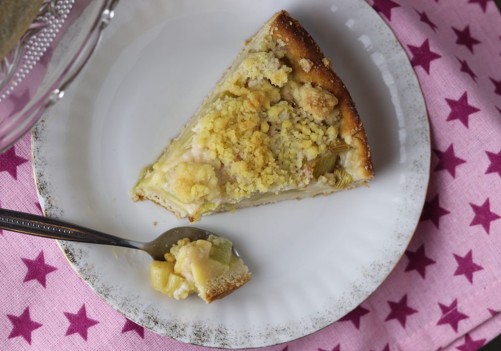 Rhabarberkuchen mit Streuseln und Puddingfüllung - vegan