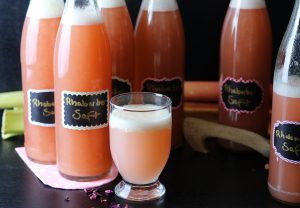 Erfrischend: Rhabarberschorle mit selbstgemachtem Rhabarbersaft