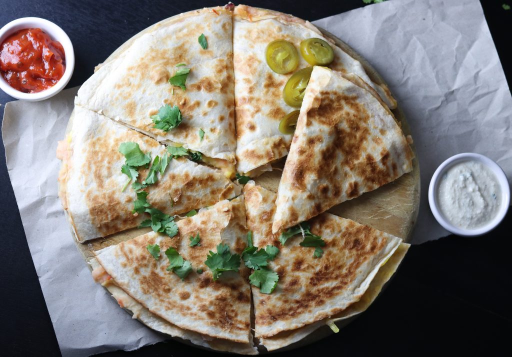 Zum Anbeissen! Weiße Bohnen Quesadillas bieten in Geschmack und Textur eine köstliche Kombination.