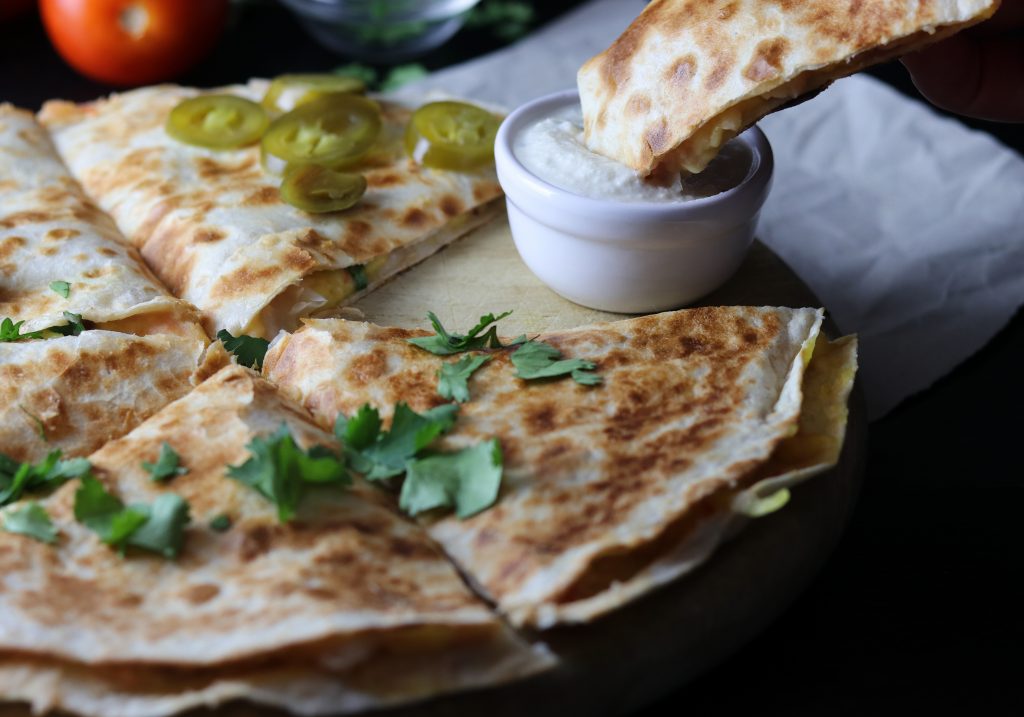 Typische, herzhaft-würzige Quesadillas aus der Tex-Mex-Küche. Aber rein vegan mit veganer Sour Cream.