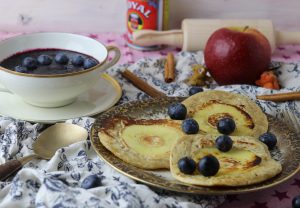 Apfel-Eierkuchen mit Blåbärssoppa