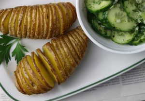 Fächerkartoffeln mit Gurkensalat