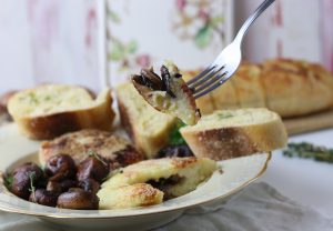 Gefüllt mit angebratenen Pilzen und Zwiebeln