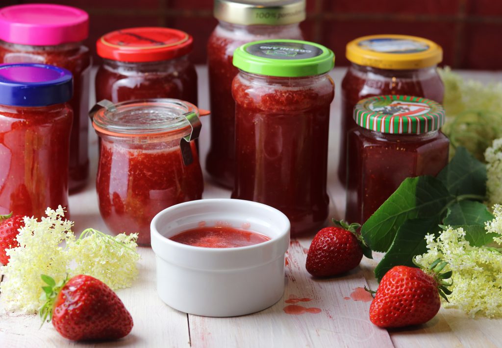 Frisch abgefüllte Erdbeer-Holunder-Marmelade. Das Ergebnis kann sich sehen lassen!